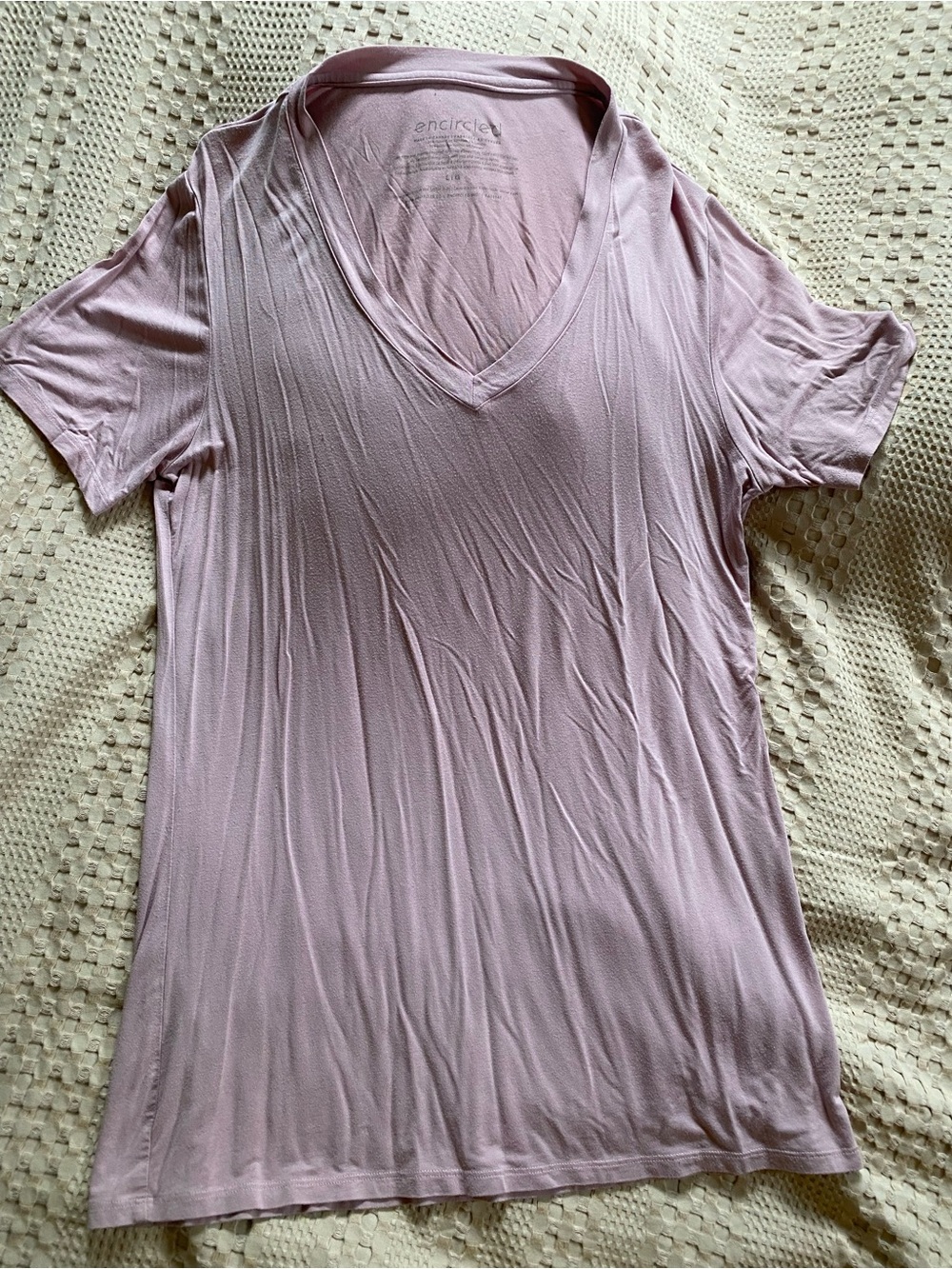 Encircled Women's V-Neck Short Sleeve Tunic in Light Mauve